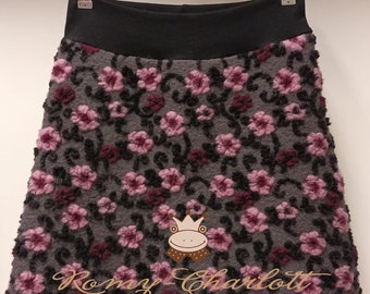 New*Damen Rock aus Walkloden in grau mit rosa, rot und schwarzen Blumen und schwarzen Bündchen. In jeder Übergröße erhältlich.