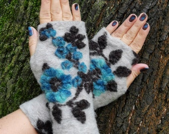 Damen Stulpen, Armstulpen, Handschuhe, Pulswärmer, Walkloden in hellgrau mit blau/türkisen und schwarzen Blumen.