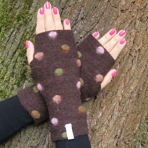 Walkwolle Armstulpen - Braune Und Beige Pulswärmer Mit Blumenmotiv