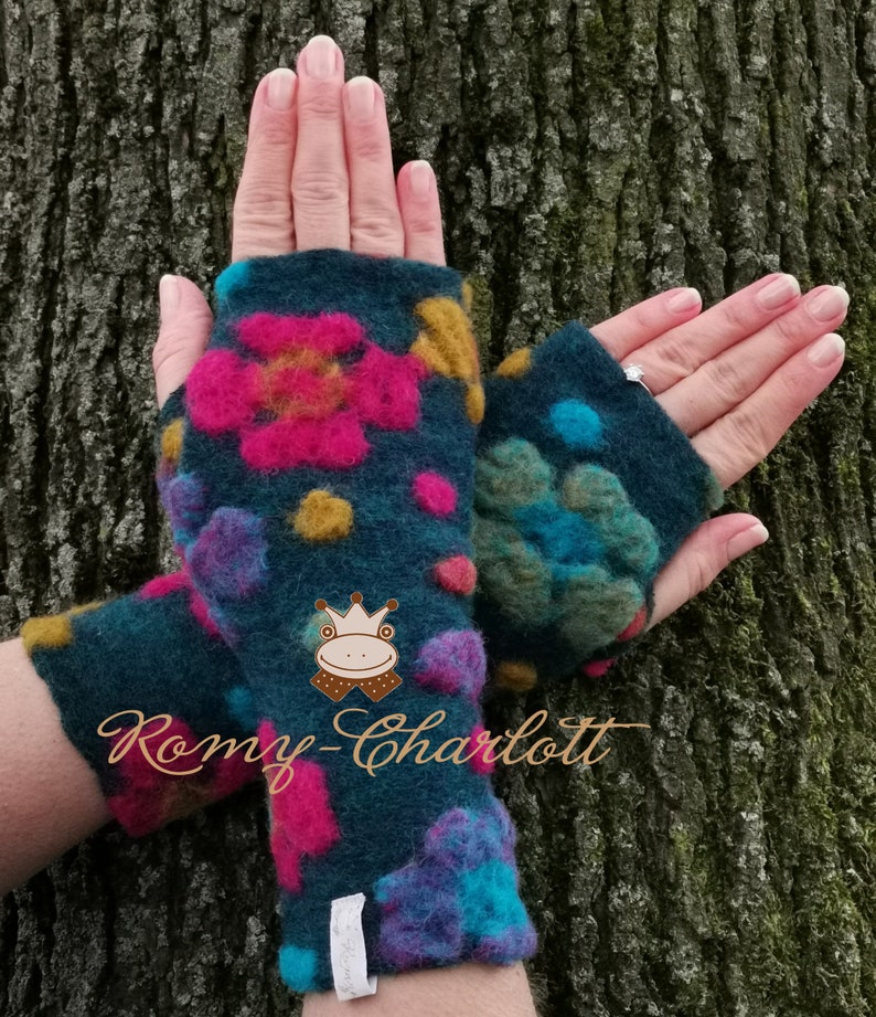 Damen Stulpen, Armstulpen, Handschuhe, Pulswärmer, Walkloden Farbe dunkelblau-okka-pink-bunt Regenbogenblumen Bild 1