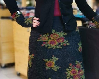 Women's skirt made of anthracite walkloden with a floral pattern in burgundy, green and yellow. Cuff is black. Available Soon