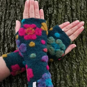 Damen Stulpen, Armstulpen, Handschuhe, Pulswärmer, Walkloden Farbe dunkelblau-okka-pink-bunt Regenbogenblumen Bild 2