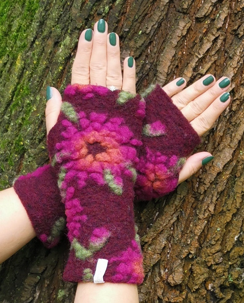 Damen Stulpen, Armstulpen, Handschuhe, Pulswärmer aus Walkloden in Bordeauxrot grundig mit pink,orange,hellgrünen Blumen... Bild 1