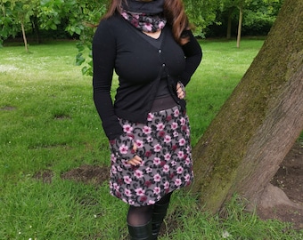 Skirt made of felt in grey with pink, red and black flowers and black cuffs. Available in every plus size.