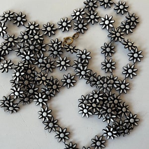 Vintage Plastic Daisy Chain Necklace 56 Inches/Vintage Mod Long spastic Black and White Daisy Chain Necklace