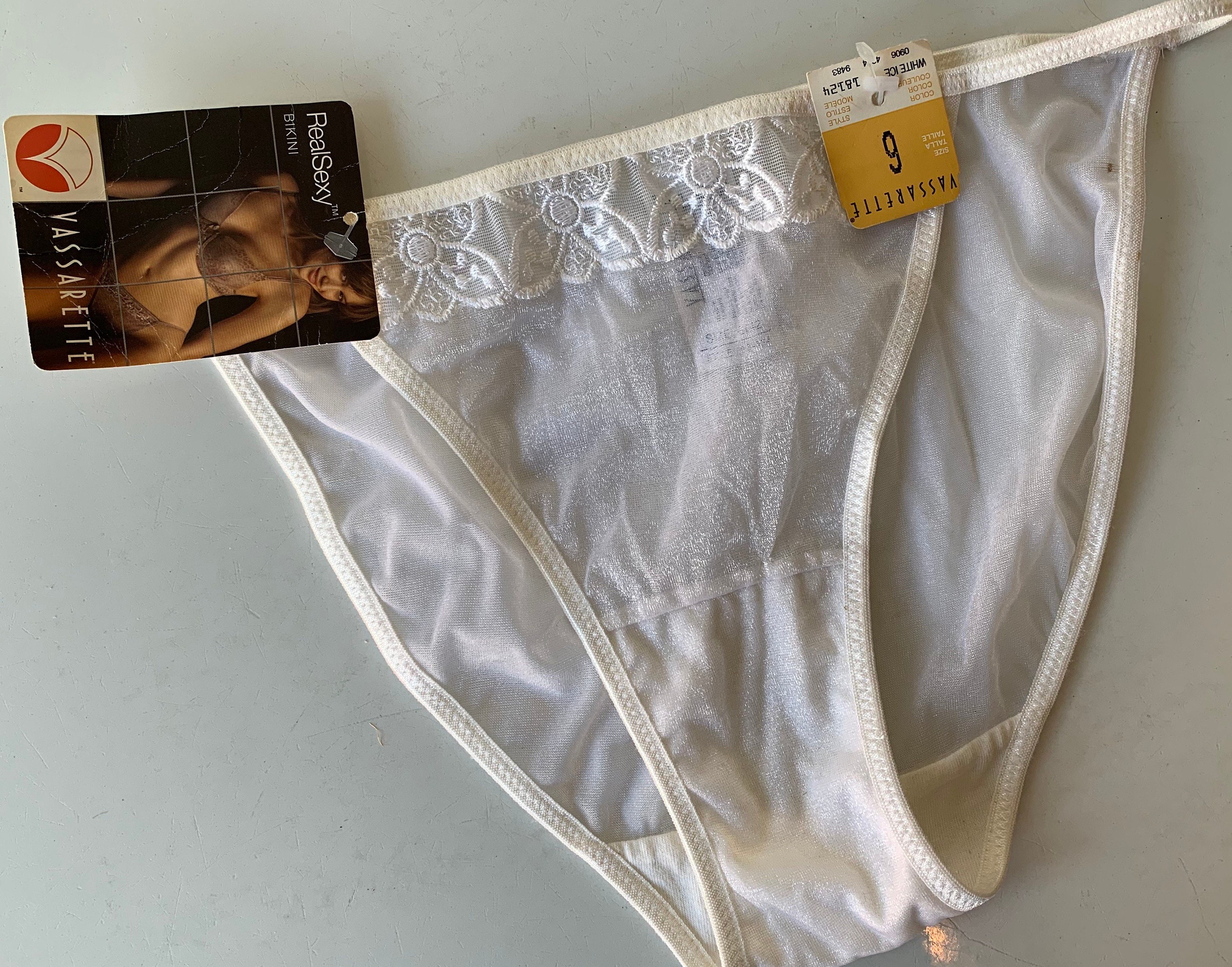 VINTAGE HI CUT SILKY WHITE nylon & lace VASSARETTE BIKINI PANTY sz