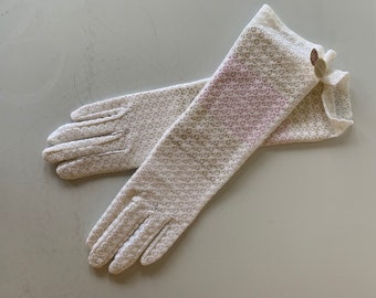 Grandoe white lace gloves/white lace bridal gloves/vintage bridal accessories - Q