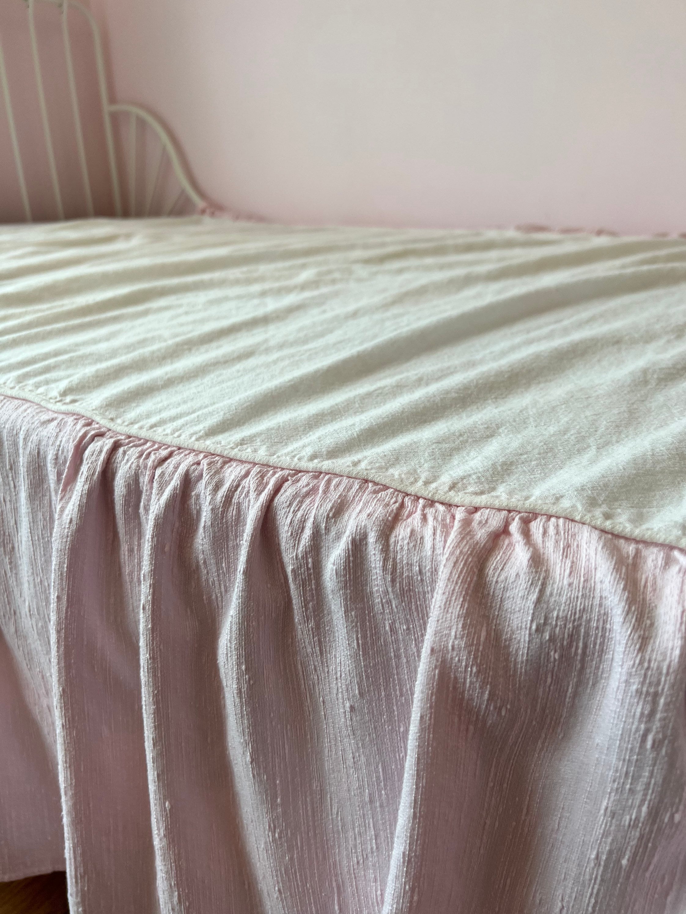 SIMPLY SHABBY CHIC OLD FASHIONED CRISP COTTON FULL OR  TWIN BEDSKIRT PINK 14" 