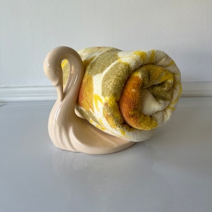 Vintage Light Peach to Cream Swan Towel Holder or Soap Display Dish/Vintage Decorative Bathroom Swan - F