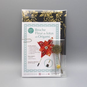 Può includere: Kit fai-da-te per realizzare una spilla a forma di fiore di loto rosso in origami. Il kit include carta giapponese, perline Mizuhiki, uno spillo da broche in metallo e istruzioni. La spilla finita è mostrata nell'immagine.