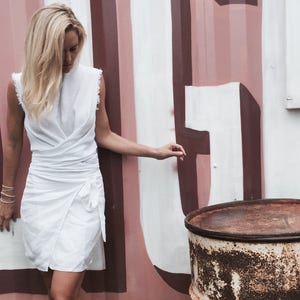 Ziggy Linen Top Tie Styling Detail, White Linen, Wrap Top, Linen Tie Top, Linen Tank image 4