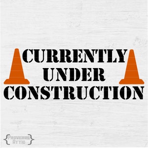 Könnte beinhalten: Schwarz-weißer Grafiktext mit der Aufschrift "Currently Under Construction" mit zwei orangefarbenen Verkehrskegeln auf beiden Seiten des Textes.