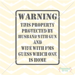 Op de afbeelding: Een waarschuwingsbord met zwarte tekst op een witte achtergrond. Het bord luidt "WARNING THIS PROPERTY PROTECTED BY HUSBAND WITH GUN AND WIFE WITH PMS GUESS WHICH ONE IS HOME".