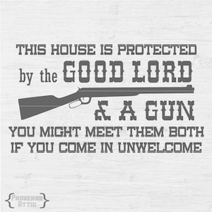 This House Is Protected By The Good Lord & A Gun VERSIE 2 vinyl muur raamsticker huis teken digitaal bestand Instant Download Svg png eps dxf