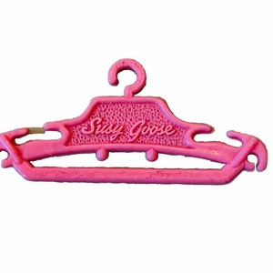 Cintre pour poupée Susy Goose rose 3,5 pouces pour diorama de la maison de poupée Barbie