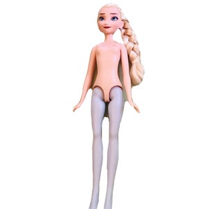K&ouml;nnte beinhalten: Eine Plastikpuppe mit blonden Haaren, die zu einem Zopf geflochten sind. Die Puppe tr&auml;gt eine hellgraue Strumpfhose.