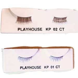 Op de afbeelding: Twee paar valse wimpers op witte kaartjes. De bovenste kaart heeft de tekst "PLAYHOUSE KP 02 CT". De onderste kaart heeft de tekst "PLAYHOUSE KP 01 CT".