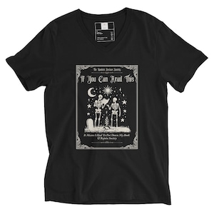 Camiseta unissex Bookish Recluse com decote em V e design de esqueleto Tarot Camiseta de algodão macio Humor introvertido Presente de agradecimento ao professor Bibliotecário