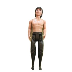 Puede incluir: Una mu&ntilde;eca de pl&aacute;stico con cabello casta&ntilde;o y un atuendo de cuero marr&oacute;n. La mu&ntilde;eca lleva un cintur&oacute;n y botas.
