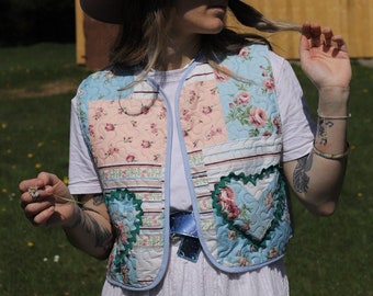 Chaleco acolchado estampado floral con corazones parcheados, chaleco acolchado hecho a mano, chaleco acolchado