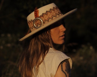 Cinta para sombrero estilo boho con inserciones de cuero, accesorios campestres, accesorios para sombreros, estilo boho, estilo campestre