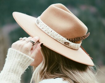 Cinta para sombrero estilo boho con inserciones de cuero, accesorios campestres, accesorios para sombreros, estilo boho, estilo campestre