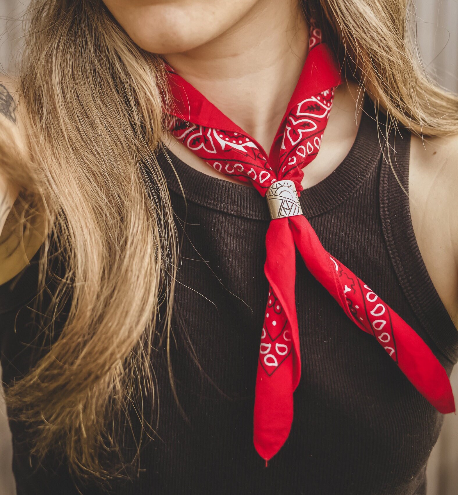 Metal ring with a stamped black embellishment, Bandana clip, Bandana  western, Western ring, Bandana accessories, Country ring clip, Country