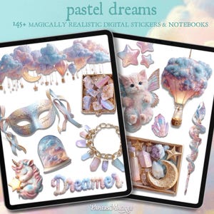 Puede incluir: Dos tabletas digitales que muestran pegatinas y cuadernos de colores pastel. Las pegatinas incluyen un unicornio, un gato con alas, cristales, una máscara y globos aerostáticos. El texto dice "pastel dreams" y "145+ MAGICAL REALISTIC DIGITAL STICKERS & NOTEBOOKS."