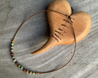 Boho meerkleurige handgemaakte kralenketting Tsjechisch glas, unieke tribale ambachtelijke modeaccessoires.