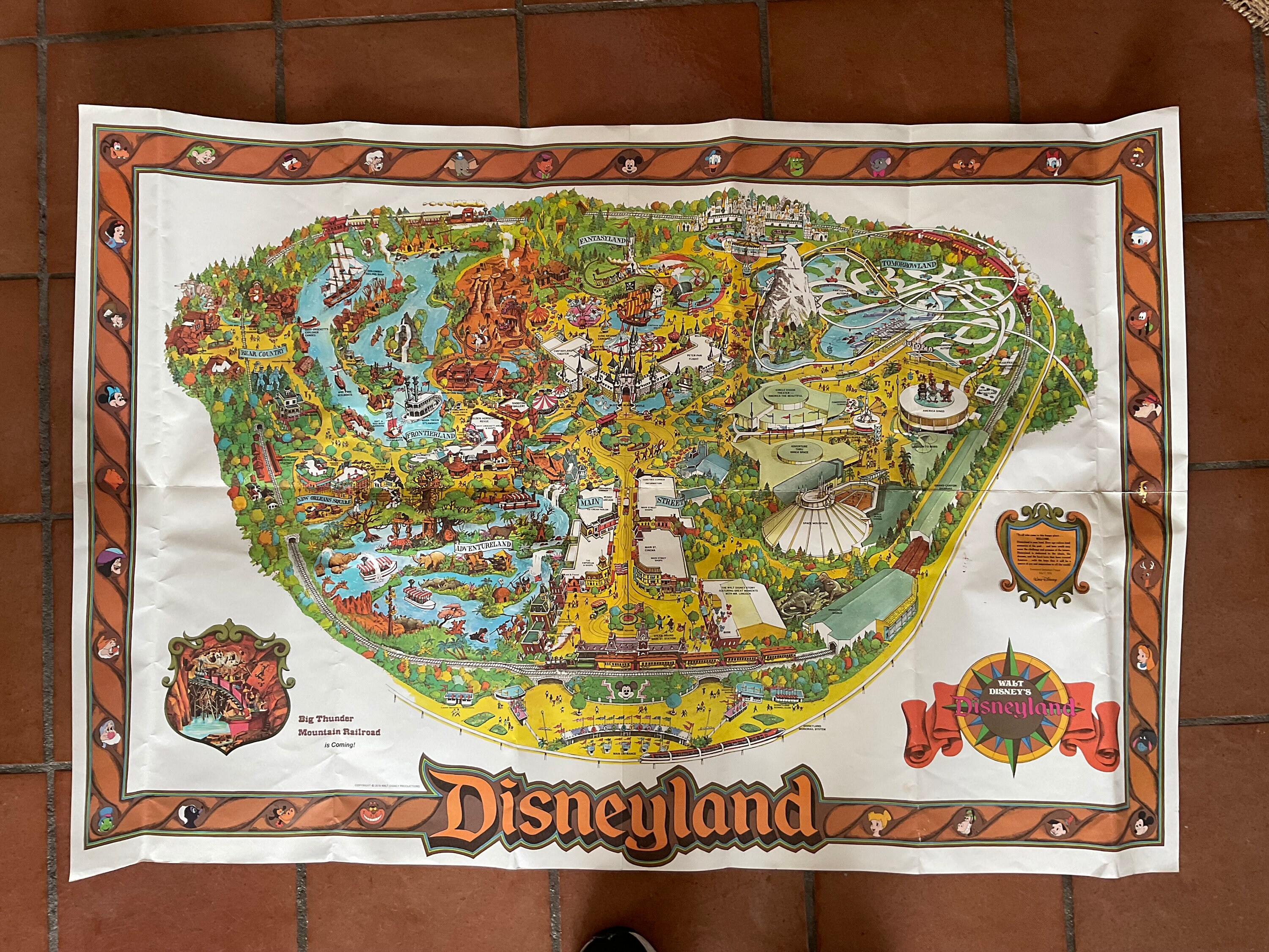 【アメリカで購入】Disney MAPS Disney Maps: A Magical Atlas of the Movies We Know and Love
