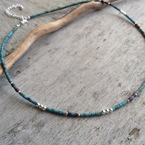 Collana girocollo con perline di howlite blu turchese, collana corta boho da indossare a strati.