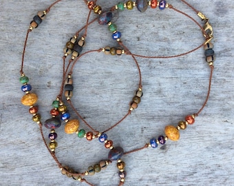 Collar largo de cuentas de cristal checo, accesorio de joyería estilo boho hippie para combinar con otras joyas.