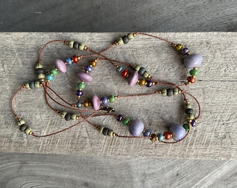 Collar largo checo con cuentas: Accesorios de joyería boho de cerámica morada
