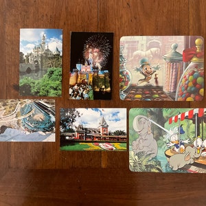 Cartão postal vintage Disneyland 1979, Tomorrowland, Fantasyland, Disneyland Main Street station, Cartões postais retrô, Cartão postal de críquete Jimmy, Pato Donald