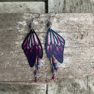 Pendientes de alas brillantes: joyas de hadas en tonos azul marino, morado y rosa