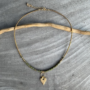 Collar con dije de corazón estilo bohemio: joyería con cuentas de cristal checo verde oliva