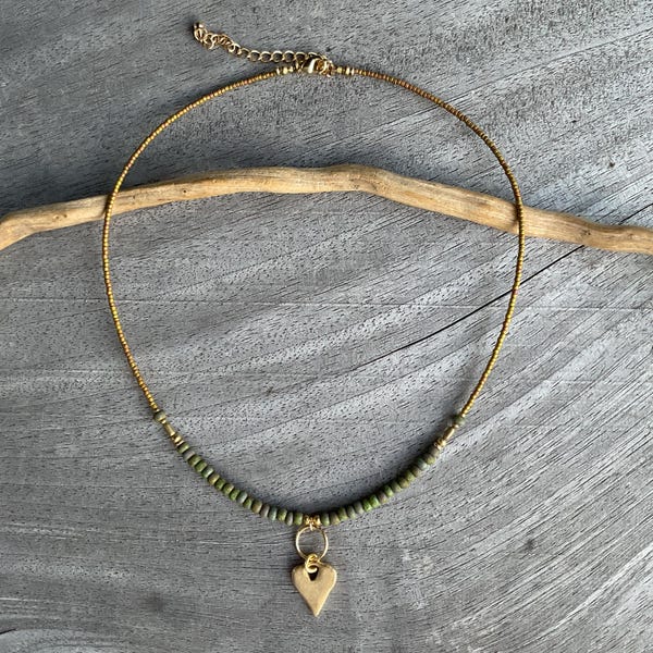 Collar con dije de corazón estilo bohemio: joyería con cuentas de cristal checo verde oliva