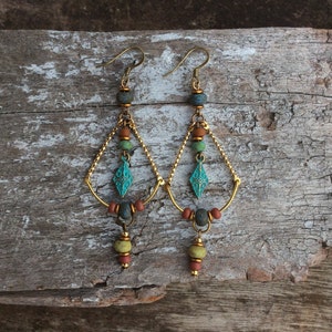 Orecchini pendenti etnici in stile boho con patina turchese, goccia rustica in ottone.