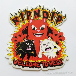 Op de afbeelding: Een rode, zwarte en witte sticker met een cartoonkat in vlammen. De kat heeft een duivelse grijns en zegt "Ripndip" erboven. Onder de kat staat "Welcome to Heck".