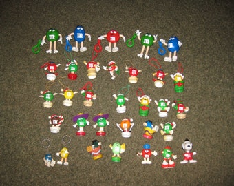 M & M's Figurines en plastique Collection de 31 plus une figurine Snoopy contient des distributeurs de tubes, des porte-clés, des décorations de Noël