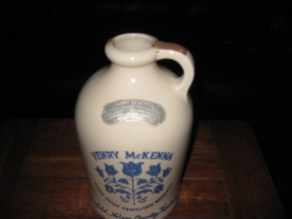 HENRY Mckenna STONEWARE Half Gallon Kentucky Whiskey Jug Fairfield, Nelson  County Kentucky Since 1855 Beige Jug Blue Graphics 9 1/2 Tall 