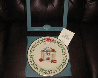 1993 LENOX ANNUAL HOLIDAY Collector's Plate 10 5/8" Across Third In Limited Edition Series "Fireplace Festively Decorated" Gold Trimmed Edge