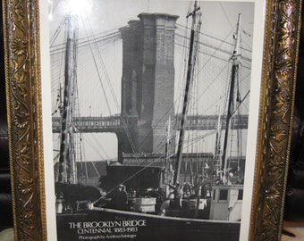 CADRE ORNÉ ANTIQUE 1800 avec affiche d’art du centenaire du pont de Brooklyn 1883-1983 Le cadre est très grand 36 « x 30 »