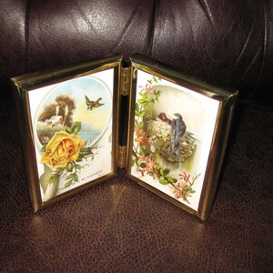 VICTORIAN CARDS Solid Brass Standing Frame Cada lado del marco es de 5 1/2" x 4" una carta pájaros construyendo nido otro es el Señor es mi pastor