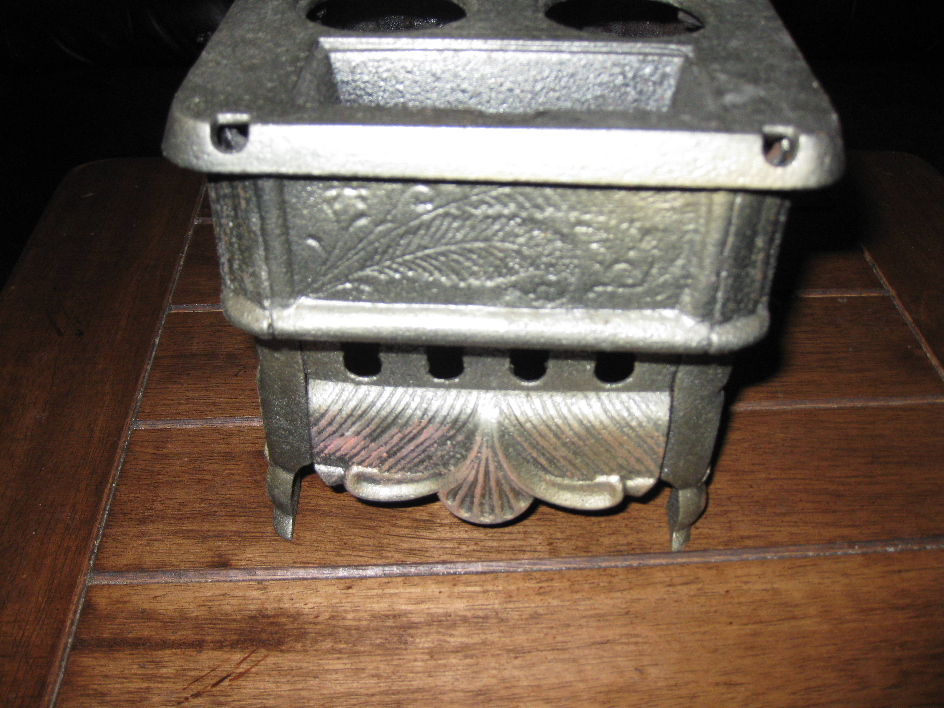 Miniature cast iron stove my grandma gave to my nieces : r/castiron
