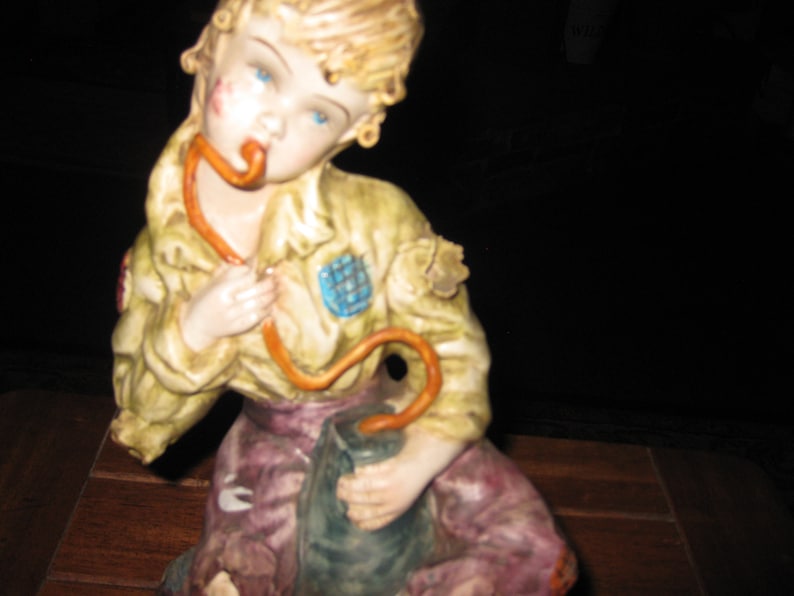 MADE IN ITALY Street Urchin Scugnizzo Vagabond Statue Sitting On Basket Drinking Water From A Pouch 11 12 Tall Base 4 12 x 7