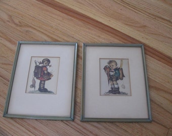 HUMMEL PICTURES des années 1930 Petit garçon et fille avec leurs sacs à dos Full Original Grey Color Wood Frames Mesure 9 1/2 « x 7 1/2 » Off White Matt