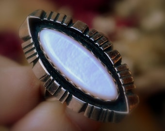 Navajo Shadowbox Anillo de nácar ~ Anillo largo de navajo esterlina tamaño 8 ~ Anillo de nácar rosa pálido y sterling ~ Anillo navajo ~ Regalo para ella