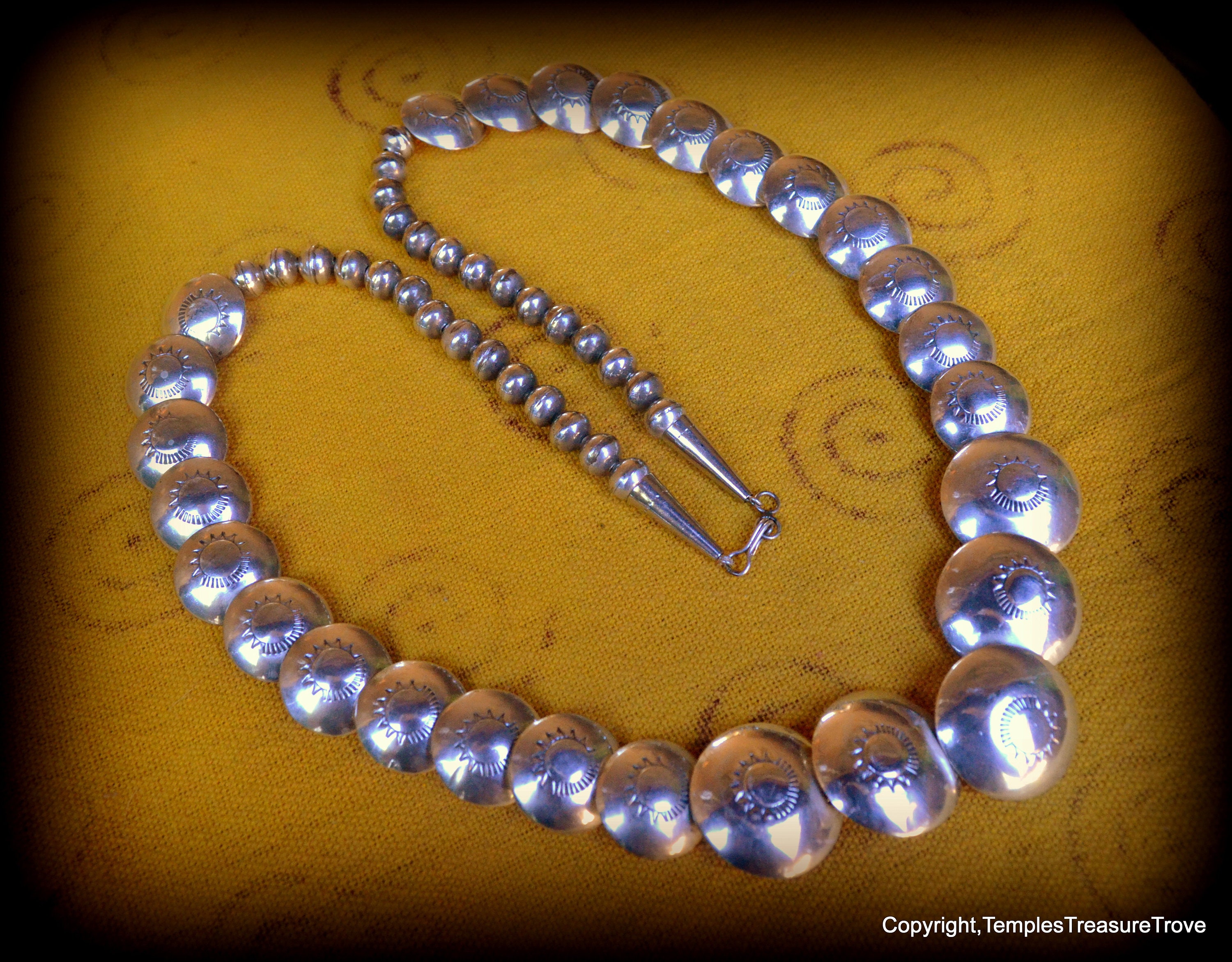 ナバホ族のサンバーストスターリングベンチビーズネックレス