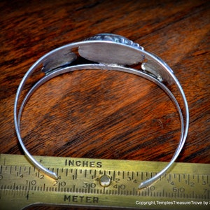 Puede incluir: Pulsera de plata con tres piedras redondas de turquesa engastadas en plata. La pulsera tiene un di&aacute;metro de 6,35 cm.